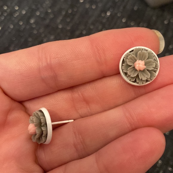 5/$15 💐🆕Gray Flower 12mm Handcrafted Resin Earrings - Picture 2 of 2